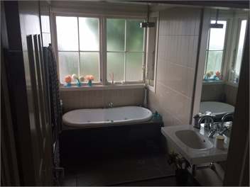 Entertainers delight close to beach - Auckland