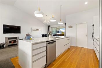 Lakeside Luxury (Bachcare) - Wanaka