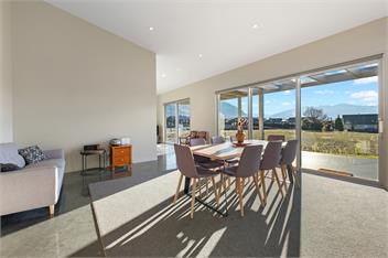 Spacious new holiday home, warm with lovely views - Wanaka