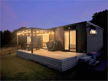 Spacious 2 Bedroom Tiny Home with Farm Views - Auckland