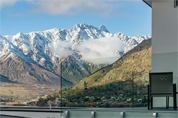 Luxurious Lakefront House with Panoramic Mountain Views - Queenstown