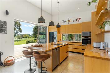 The Grass is Greener Getaway - Private Hot Tub - Whangamata