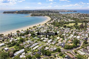 Experience a Kiwi beach holiday here, a couple of minutes walk to the sand - Whangaparaoa