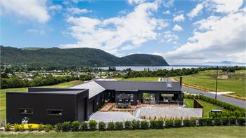 Kinloch Escape - Lake Views and Pool - Taupo