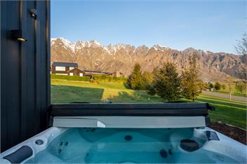 Beautiful 3 bedroom home | Hot Tub | Stunning View - Queenstown