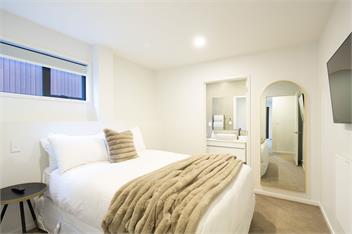Stylish 2-BR Home, Scenic Balcony, Key Amenities - Queenstown