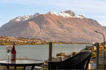 Lake Views on De La Mare Place, 3 BDR, Free Wi-Fi - Queenstown