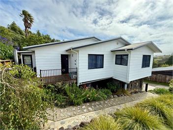 Comfy Raglan Base — Walk to Beach & Village - Roberts St - Family home (Upstairs) - Raglan