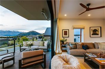 Korari House | Lake Views | Close to Town Centre | Sleeps 10 - Wanaka