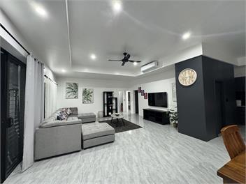 Runway Retreat by the Mountains - Nikao