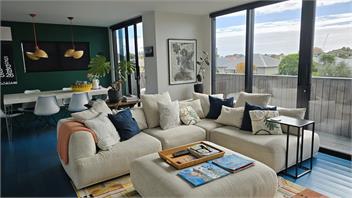 Urban Art House - Modern City Retreat with Spa Pool -