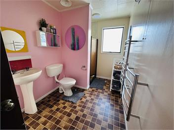Spacious Sunny Ennel St House -
