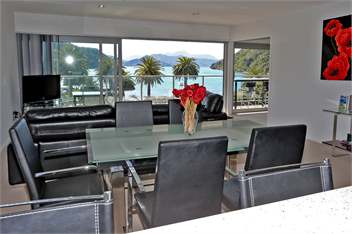 Waterfront Luxury Three Bedroom Quay Apartment - Picton