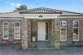Large Home with Privacy and Views, Sleeps 12 - Melbourne