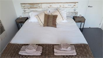 Kaka Lodge (4 bedroom) at Kotare House - Auckland