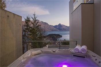Villa de Luxe | Stunning Location + Spa Pool - Queenstown