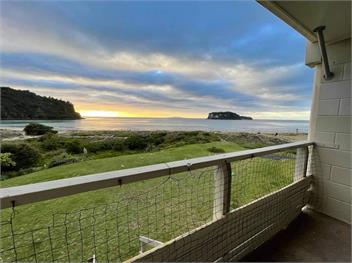 Whanga beach front (Surfside Six) - Whangamata
