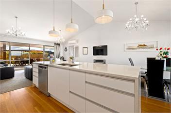 Lakeside Luxury (Bachcare) - Wanaka