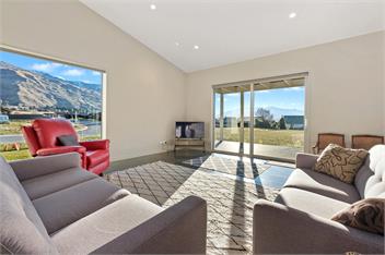 Spacious new holiday home, warm with lovely views - Wanaka