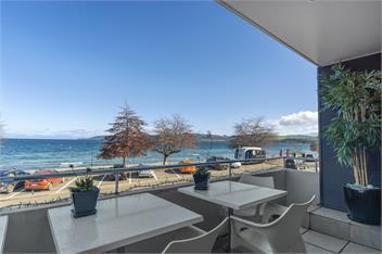 Ultimate Lakefront Location with Hot Tub - Taupo