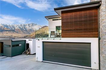 Luxurious Lakefront House with Panoramic Mountain Views - Queenstown