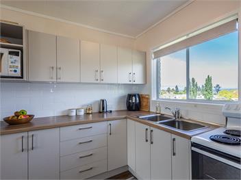 Central Riverside Retreat (Bachcare) - Taupo Central