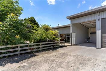 The Grass is Greener Getaway - Private Hot Tub - Whangamata