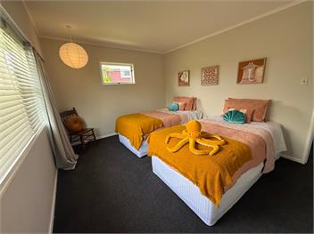 Retro Russell Retreat (Bachcare) - Russell