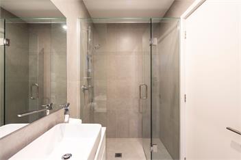 Stylish 2-BR Home, Scenic Balcony, Key Amenities - Queenstown