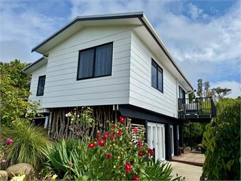 Comfy Raglan Base — Walk to Beach & Village - Roberts St - Family home (Upstairs) - Raglan