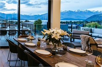 Korari House | Lake Views | Close to Town Centre | Sleeps 10 - Wanaka