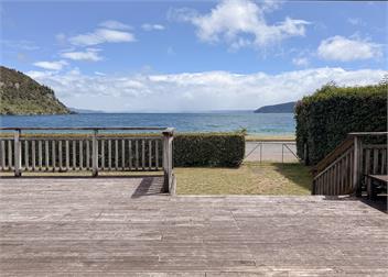 Absolute Lake Front, 23 Keitha Place -