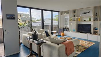 Urban Art House - Modern City Retreat with Spa Pool -