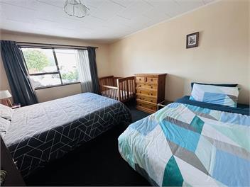 Spacious Sunny Ennel St House -