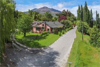 Historic Winter Ski Cottage/Summer River Cottage. - Queenstown
