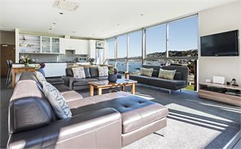Stay in Wellington - The Penthouse on Evans Bay - Wellington