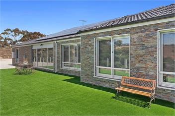 Large Home with Privacy and Views, Sleeps 12 - Melbourne