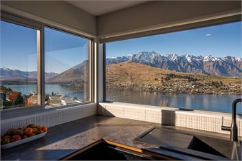 Castle Cliff Lodge | Sauna, Spa Pool + Games Room | Amazing Views - Queenstown