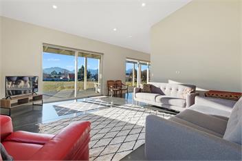 Spacious new holiday home, warm with lovely views - Wanaka