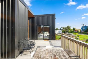 Beachside Sanctuary – Otaki Beach Holiday Home - Otaki Beach