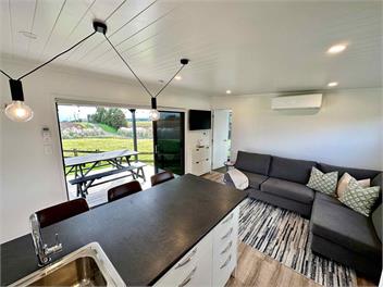 Spacious 2 Bedroom Tiny Home with Farm Views - Auckland