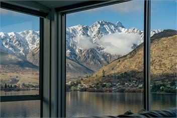 Luxurious Lakefront House with Panoramic Mountain Views - Queenstown