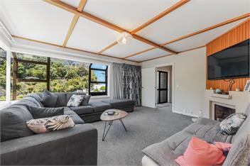 Kaiteriteri Beach House - Renovated & Steps from the Beach - Tasman