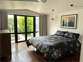 Large Family Home with pool and next to park - Wanaka