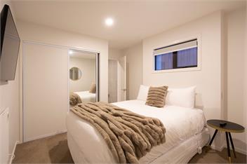 Stylish 2-BR Home, Scenic Balcony, Key Amenities - Queenstown
