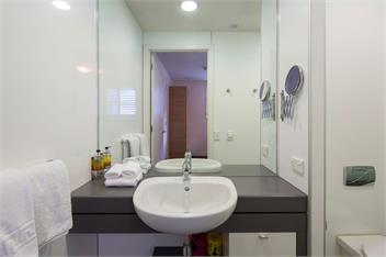 Queenstown Lakefront – 3BR Apt, Balcony & Parking - Queenstown
