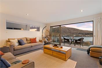 Lake Views on De La Mare Place, 3 BDR, Free Wi-Fi - Queenstown