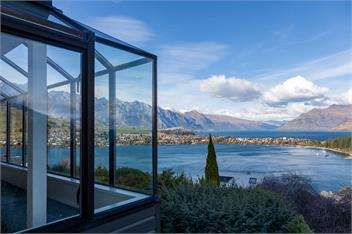 QT Paradise: Panoramic Views & Elegant Comfort - Queenstown
