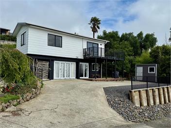 Comfy Raglan Base — Walk to Beach & Village - Roberts St - Family home (Upstairs) - Raglan