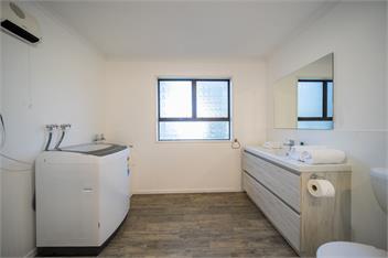 Four Peaks Matai Escape (Bachcare) - Te Anau